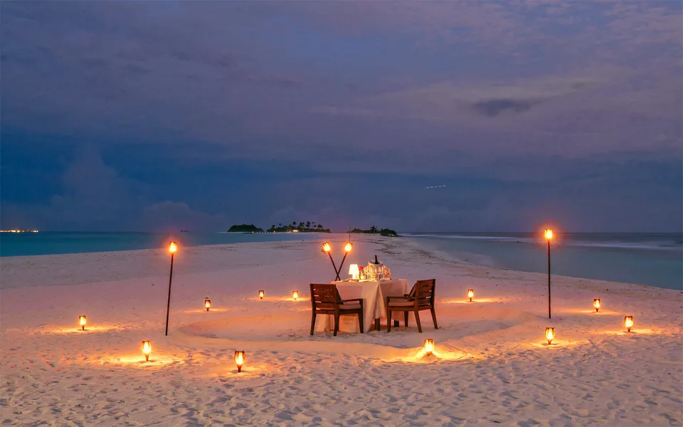 iki1u50y7obd6tvcbm4ap03ms5tt_1599721541_honeymoon-private-beach-dinner-maldives-gallery