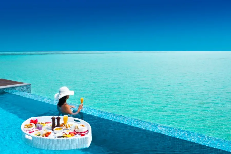 t6gf84dntv2v8aynd0n1kz6q3gwm_Pullman Maldives Resort floating-breakfast-768x512